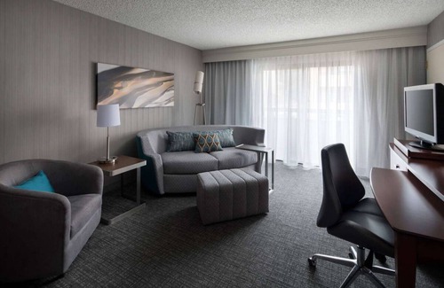 El Segundo Resort | Indulge in Home-Like Comfort! Close to El Segundo Beach, Pets are Allowed