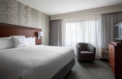 El Segundo Hotel | Indulge in Home-Like Comfort! Close to El Segundo Beach, Pets are Allowed