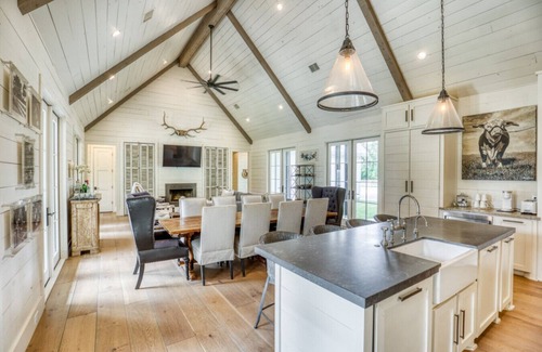 Round Top House | Indulge in Luxury & Tranquility at Modern Manor!