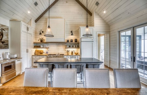 Round Top House | Indulge in Luxury & Tranquility at Modern Manor!