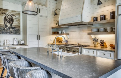 Round Top House | Indulge in Luxury & Tranquility at Modern Manor!