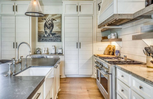 Round Top House | Indulge in Luxury & Tranquility at Modern Manor!