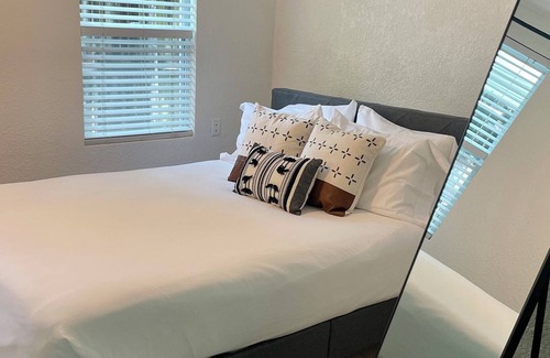 Victoria Park House | Indulge in Miranda Priestly Suite's Luxe at Las Olas Guesthouse Unit 7