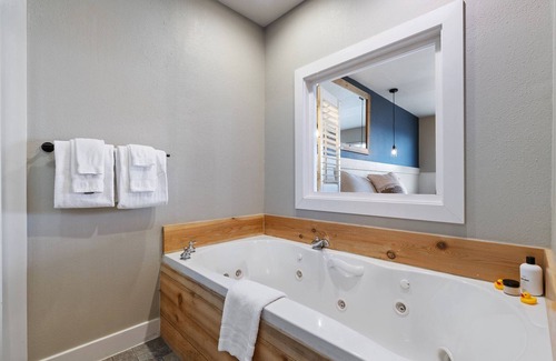 Long Beach Hotel | Indulge In Opulent Comfort! Pet-friendly Property, Near Long Beach Boardwalk