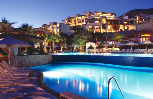 Sunset Beach Resort | Indulge in Paradise: Luxury Beach Resort in Cabo San Lucas