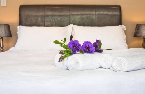 Windhoek House | Indulge in Relaxing Views! 2 Spacious Villas w/ Garden View, Full Kitchen!