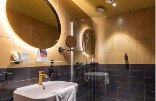 Kralingen-Crooswijk Hotel | Indulge in Spacious Rooms – Steps from Historic Attractions - 4 Units
