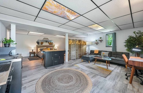 Leicester Apartment | Indulge in the comfort and tranquility of this newly remodeled garden studio!