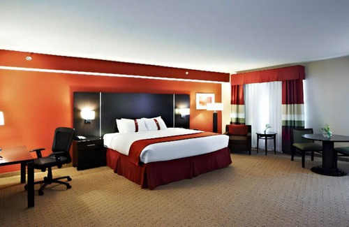 Hoover House | Indulge in the Ultimate Vacation! W/ Free Wifi