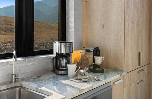 Pray House | Indulge in the Ultimate Western Retreat: Ideal location close to adventures