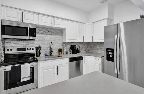 Golden Glades House | Indulge in Your Dream Getaway: Modern, Luxurious Paradise Awaits- Book Now!