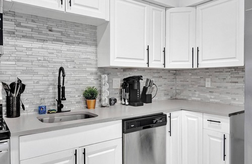 Golden Glades House | Indulge in Your Dream Getaway: Modern, Luxurious Paradise Awaits- Book Now!