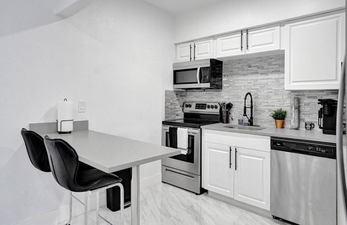 Golden Glades House | Indulge in Your Dream Getaway: Modern, Luxurious Paradise Awaits- Book Now!