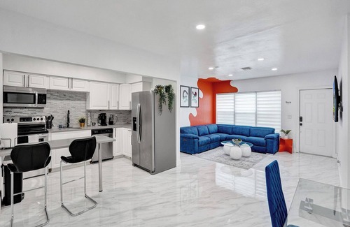 Golden Glades House | Indulge in Your Dream Getaway: Modern, Luxurious Paradise Awaits- Book Now!