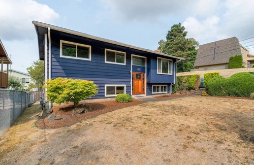 Brighton House | Indulge, Relax & Play: 5-Bedroom Haven with Games, Kitchen, Deck, Office & A/C