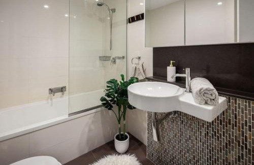 Brisbane Central Business District Apartment | Indulgence at Meriton, Spectacular Views, Sleeps 6 Includes Carpark
