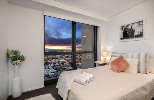 Brisbane Central Business District Apartment | Indulgence at Meriton, Spectacular Views, Sleeps 6 Includes Carpark