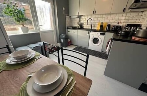 Swindon House | Indulgent Cozy 2 BR home