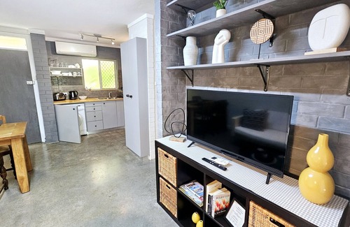 Shenton Park Apartment | Industrial 11 - 1BRM Unit with Courtyard & Parking