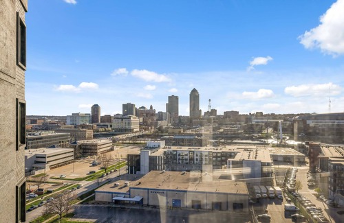 Downtown Des Moines Apartment | Industrial BOHO Apartment -Free Parking- 5 mins from Drake University-Downtown