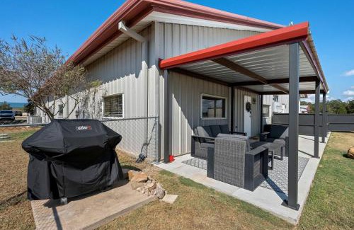 College Station House | Industrial-Chic Cottage Retreat with Outdoor Space Near Kyle Field & Easterwood Airport in Dr. College Station, Texas