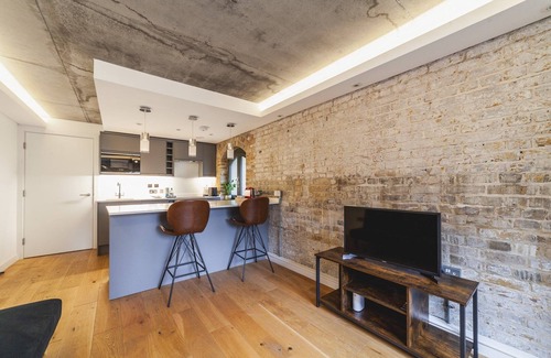 Riverside Apartment | Industrial-Chic Flat Near Tower Bridge