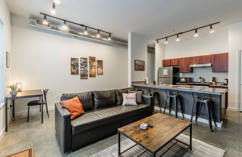 Downtown Memphis Apartment | Industrial KING SUITE downtown with a POOL and GYM