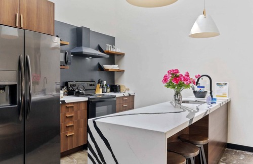 North Oakland Apartment | Industrial Loft 5 min to Children’s Hospital, slps 4