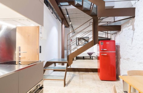 Sant Gervasi Apartment | Industrial Loft with Private Terrace in Sant Gervasi for 5