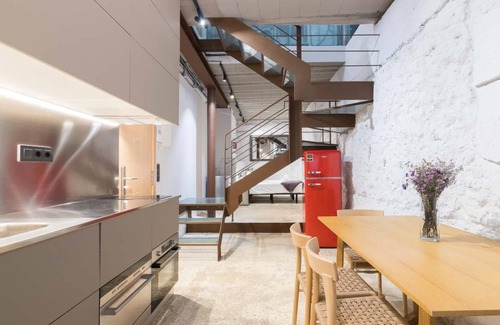 Sant Gervasi Apartment | Industrial Loft with Private Terrace in Sant Gervasi for 5