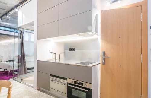Sant Gervasi Apartment | Industrial Loft with Private Terrace in Sant Gervasi for 5