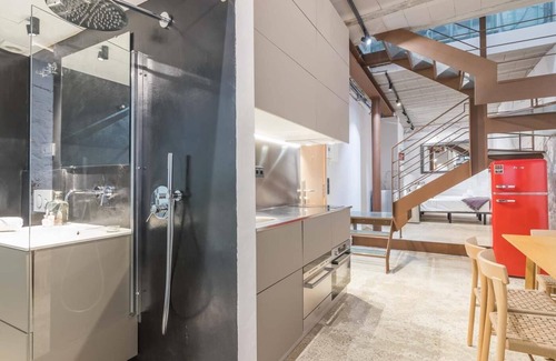 Sant Gervasi Apartment | Industrial Loft with Private Terrace in Sant Gervasi for 5