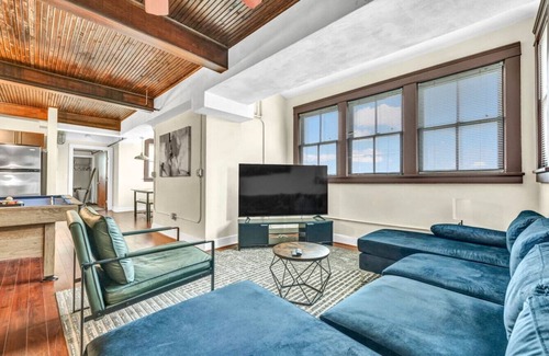 Tremont Apartment | Industrial Modern Penthouse | Pool Table | Near DT