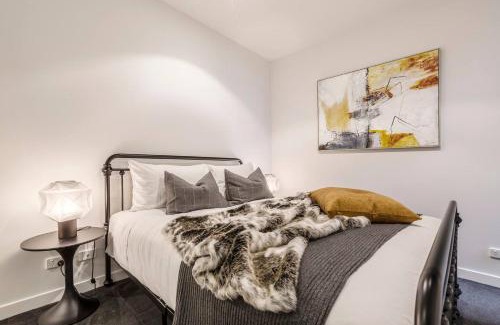 Collingwood Apartment | IndustrialStyle Pad in Cool Grungy Neighborhood