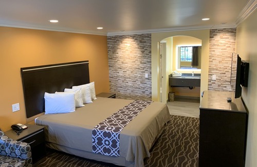 Bassett Hotel | Industry Inn & Suites