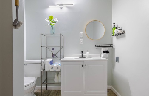 Fountain Square Cottage | Indy Yellow Modern Stylish City Oasis 3BR Retreat with Parking