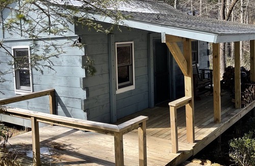 Clayton House | Inez Cabin-Rustic One Bedroom Log Cabin 15 Minutes From Highlands NC