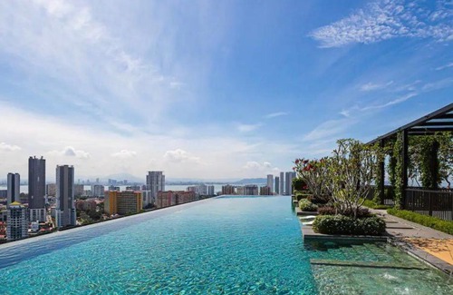 George Town Apartment | Infinity Pool Skyline Suite Georgetown