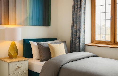 Ossett Apartment | Ingfield by Alt-Stay Accommodation - Wakefield 3 Bed Contractor and Relocation Accommodation close to M1 J40 with Parking, Workspace, Kitchen, Laundry Facilities, Smart TV and Wi Fi - Long Stay Ready with Weekly and Monthly Rates