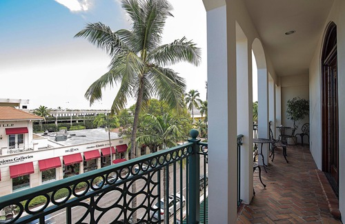 Old Naples Apartment | Ingram Building 5th Avenue South #305
