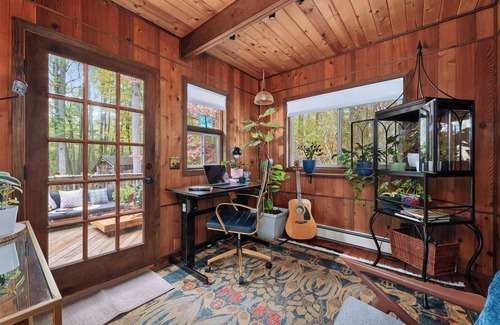 Circleville Cabin | Inkwell Gardens: A Modern Cabin in Middletown Close to Legoland, Golf, Hiking+