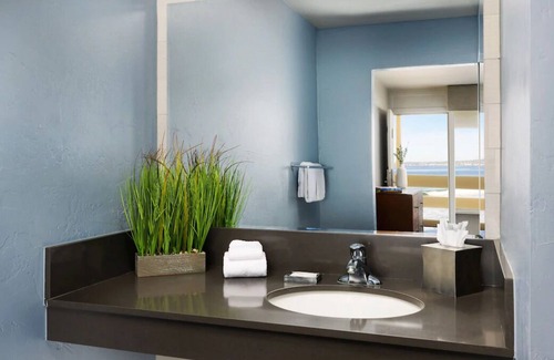 Monterey House | Inland View Two Queen Room at Monterey Tides