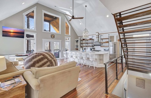 Seneca House | Inlet Lake Keowee Home Close to Clemson