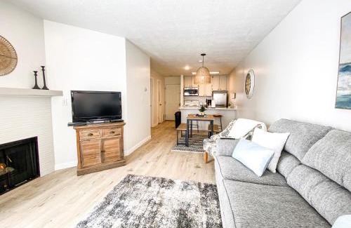 Harbor Village House | Inn Building Condo 213 Pet friendly, Patio view