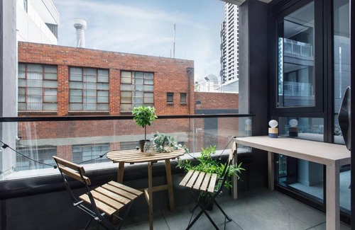 Melbourne Central Business District Apartment | Inner-city Chic near Markets and Flagstaff Station