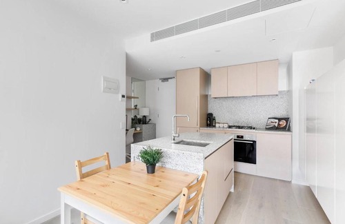 Melbourne Central Business District Apartment | Inner-city Chic near Markets and Flagstaff Station