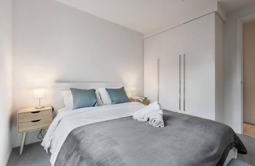 Melbourne Central Business District Apartment | Inner-city Chic near Markets and Flagstaff Station