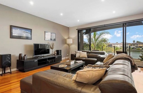 Patterson Lakes House | Inner Harbour - Luxe townhouse with a water view