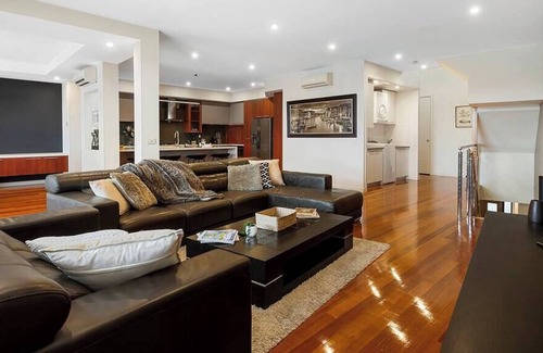 Patterson Lakes House | Inner Harbour - Luxe townhouse with a water view