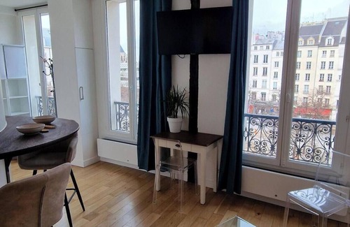 Les Halles Apartment | Innocenti, refurbished studio apartment, central Paris